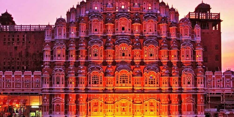 Enjoy The Day Trip To Hawa Mahal By Car